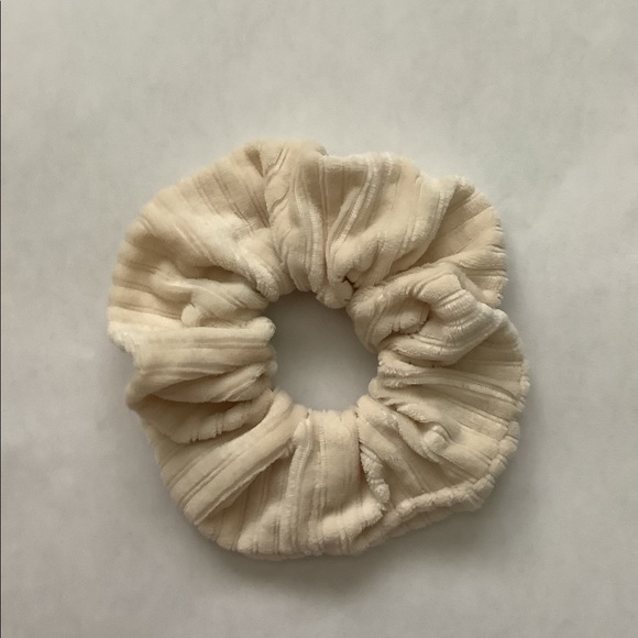 Soft velvet scrunchies - Picture 5 of 16